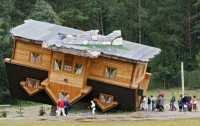 Casa rasturnata, Simbark, Polonia